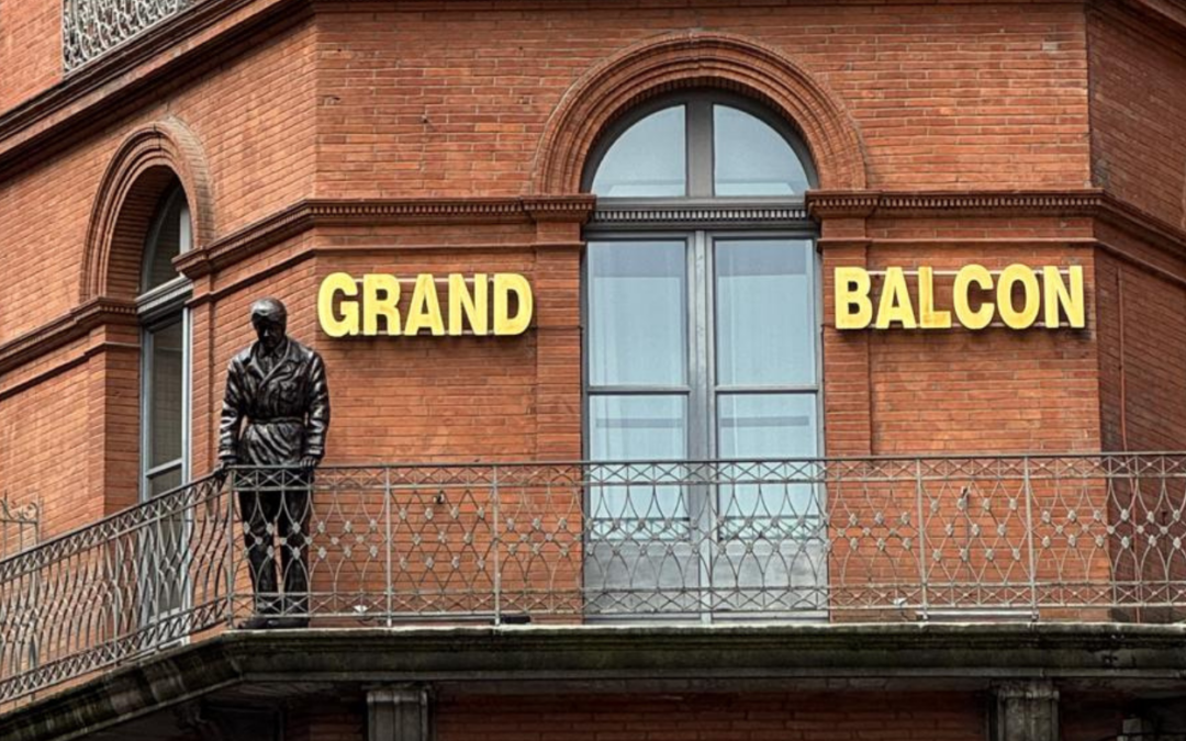 Antoine de Saint Exupéry veille sur Toulouse depuis l&rsquo;Hôtel du Grand Balcon